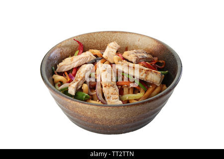 Pollo veggie noodle sfondo bianco Foto Stock