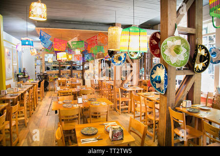 Santiago, Cile - 29 DIC 2018: all'interno del ristorante al Patio Bellavista. Santiago del Cile. Questo è famosa bohemian spazio con negozi bar e caffè Foto Stock