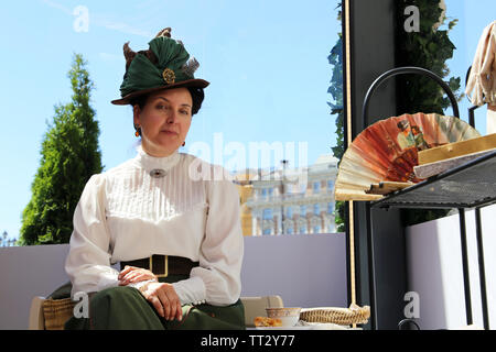 Donna francese vestito come un parigino di inizio xx secolo in posa durante la mosca festival storici tempi e epoche Foto Stock