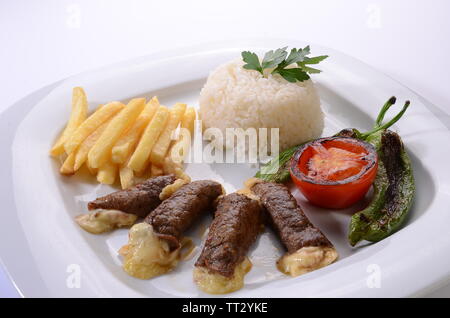 Laminati bistecche di manzo con ripieno di formaggio con insalata e patatine fritte Foto Stock