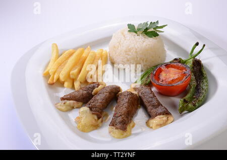 Laminati bistecche di manzo con ripieno di formaggio con insalata e patatine fritte Foto Stock