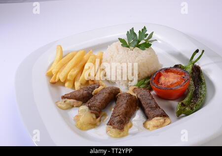 Laminati bistecche di manzo con ripieno di formaggio con insalata e patatine fritte Foto Stock