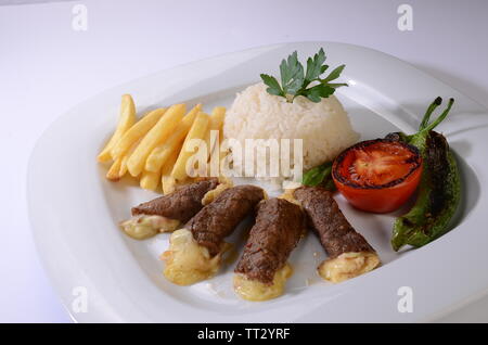 Laminati bistecche di manzo con ripieno di formaggio con insalata e patatine fritte Foto Stock