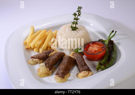 Laminati bistecche di manzo con ripieno di formaggio con insalata e patatine fritte Foto Stock