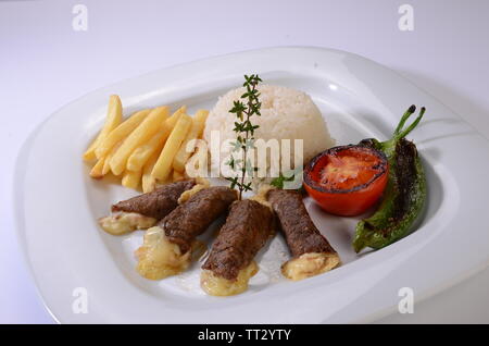 Laminati bistecche di manzo con ripieno di formaggio con insalata e patatine fritte Foto Stock