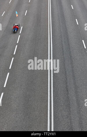 Disabilitato bike rider sulla strada. La mobilità urbana. Attività sportive Foto Stock