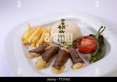 Laminati bistecche di manzo con ripieno di formaggio con insalata e patatine fritte Foto Stock