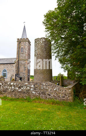 San Patrizio chiesa e torre rotonda. Villaggio Armoy. Causeway percorso costiero. Contea di Antrim, Irlanda del Nord Europa Foto Stock