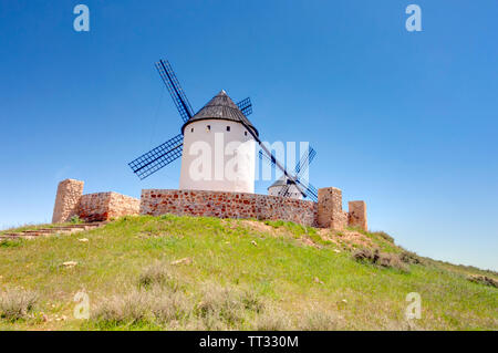 Mulini a vento a Alcazar de San Juan in Spagna Foto Stock