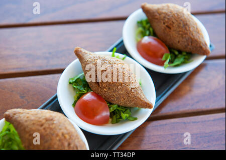 Kibbeh, agnello macinata con bulghur, al ristorante Amwaj all'Anantara isole deserte su Sir Bani Yas, Emirati Arabi Uniti. Foto Stock