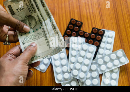 Il cliente offre del denaro per comprare il farmaco alla farmacia farmacia. Vista ravvicinata. Varie capsule, compresse, pillole in medicina shop su sfondo tabella. Pharmac Foto Stock