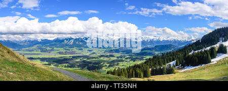 Vista da Ofterschwanger Horn per Algovia Alpi in giornata soleggiata in primavera Foto Stock