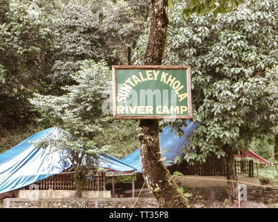 Segno bordo di Rocky Island village, Jhalong Camp, Suntalekhola (Samsing), Kalimpong, West Bengal, India situato nei pressi di Neora Valley national park laborato Foto Stock