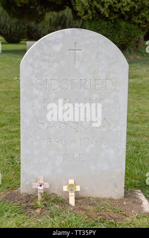 Headstone grave della guerra poeta e autore Siegfried Sassoon 1886-1967, Mells, Somerset, Inghilterra, Regno Unito Foto Stock