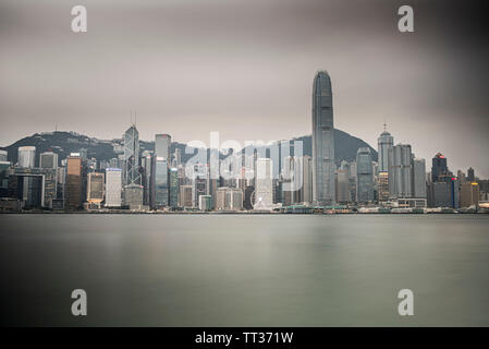 Skyline di Hong Kong al porto di Victoria. Cina, Asia. Foto Stock