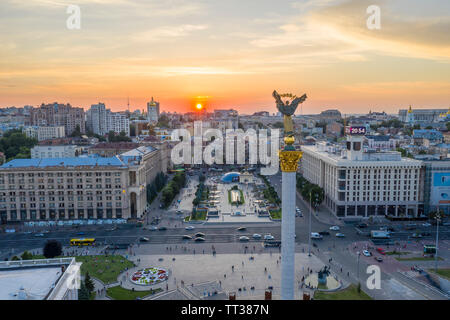 Vista aerea del tramonto sul Maidan Nezalezhnosti nella città di Kiev, Ucraina Foto Stock