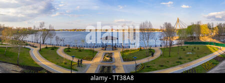 Vista aerea del terrapieno Obolon al tramonto a Kiev, Ucraina Foto Stock