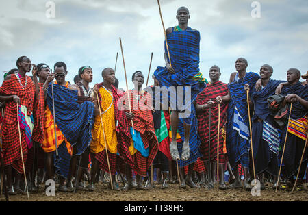 Stesso, Tanzania, 5 giugno, 2019: giovane guerriero Masai in piena tradizionale festa abito, saltando con orgoglio Foto Stock