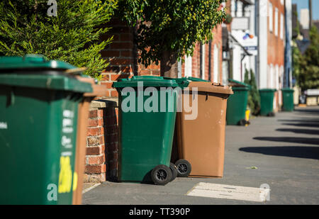 Scomparti Wheelie in attesa di raccolta su una strada nel Regno Unito. Foto Stock