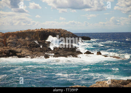 Il mare blu e bianco delle onde sulle rocce a San Nicola isola. Arcipelago delle Tremiti sud Italia. Foto Stock