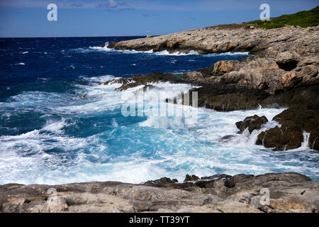 Il mare blu e bianco delle onde sulle rocce a San Nicola isola. Arcipelago delle Tremiti sud Italia. Foto Stock