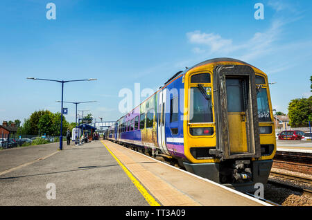 Un treno passeggeri della Northern Rail classe 158 alla stazione ferroviaria di Brough, Yorkshire, Inghilterra. Foto Stock