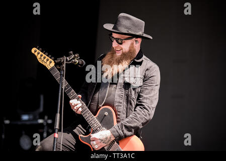 Michael Fry, chitarrista del British rock band Skindred, esecuzione dal vivo sul palco a Firenze rocce festival 2019 a Firenze, Italia, apertura per Foto Stock