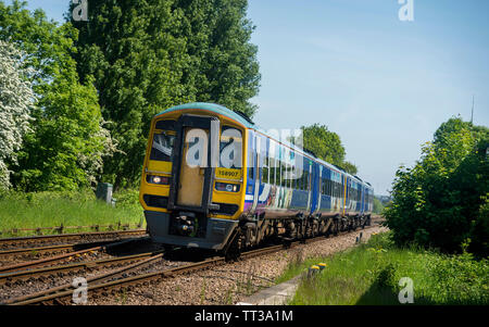 Una rampa settentrionale classe 158 treni passeggeri sul suo cammino a Sheffield, Regno Unito. Foto Stock
