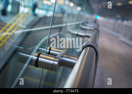 Rotaia metallica dettaglio su una piattaforma a Londra Blackfriars stazione ferroviaria di Londra, Inghilterra. Foto Stock