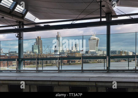 Bellissima vista della città di Londra da una piattaforma a Londra Blackfriars stazione ferroviaria di Londra, Inghilterra. Foto Stock