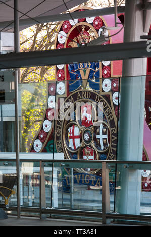 Splendidamente restaurata stemma del London Chatham e Dover ferroviarie, al di fuori di Londra Blackfriars stazione ferroviaria di Londra, Inghilterra. Foto Stock