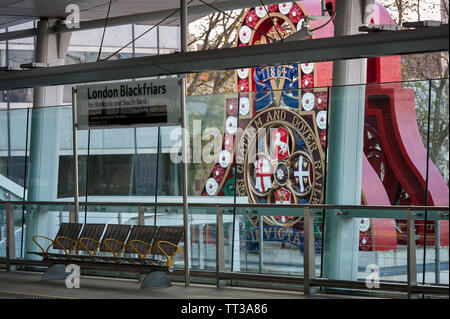 Splendidamente restaurata stemma del London Chatham e Dover ferroviarie, al di fuori di Londra Blackfriars stazione ferroviaria di Londra, Inghilterra. Foto Stock