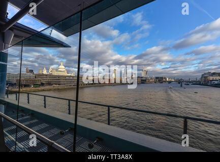 Bellissima vista della città di Londra da una piattaforma a Londra Blackfriars stazione ferroviaria di Londra, Inghilterra. Foto Stock