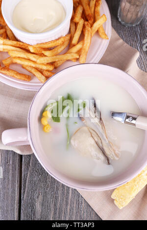 Gustosa minestra con ostriche sul tavolo di legno Foto Stock