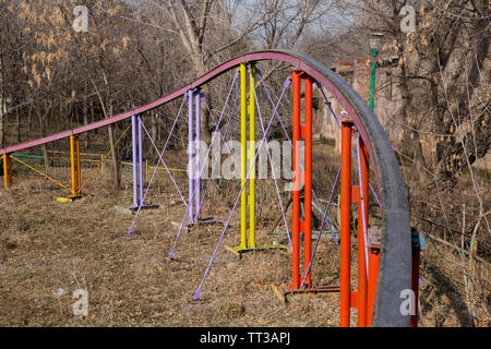 Abbandonate le montagne russe a Gyumri di central park. Armenia Foto Stock