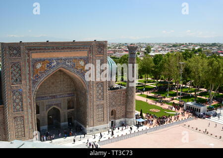 Madrasah Sher-Dor come visto da di Ulugh Beg minareto. Samarcanda. Uzbekistan Foto Stock