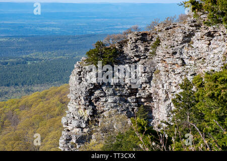 La vista dalla scogliera nei monti Ozark, Arkansas Foto Stock