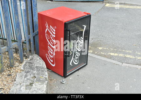 Ashford, una Coca Cola mini frigo fly-ribaltato a Ashford Highstreet. Foto Stock