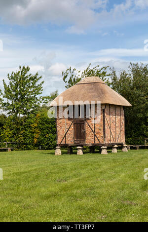 The Granary - Wilton Windmill un mulino a vento completamente operativo in Wiltshire, Inghilterra, Regno Unito Foto Stock