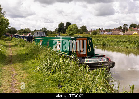 Barche per canali ormeggiate lungo il canale Kennet e Avon a Great Bedwyn, Wiltshire, Inghilterra, Regno Unito Foto Stock