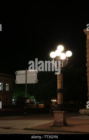 Vista Del Lampione Stradale Illuminato Nella Citta Di Notte Foto Stock Alamy