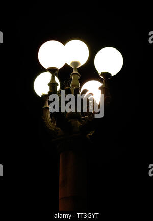 Vista Del Lampione Stradale Illuminato Nella Citta Di Notte Foto Stock Alamy