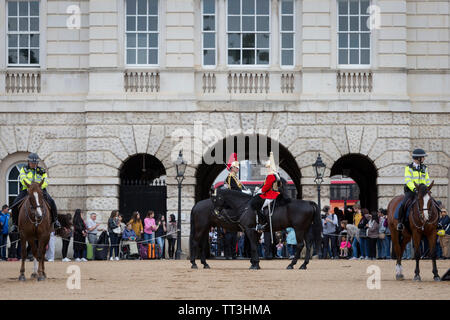 Ufficiali della Regina della Guardia di vita (rosso) le tuniche e i Blues e Royals (blu tuniche) modificare la protezione durante il cerimoniale quotidiana nella sfilata delle Guardie a Cavallo, il 11 giugno 2019, a Londra, in Inghilterra. Vita delle guardie hanno di guardia a cavallo protezioni, l'ingresso ufficiale di St James e Buckingham Palace, dal momento che il ripristino del re Carlo II nel 1660. Foto Stock