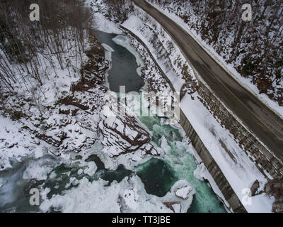 Paesaggio invernale. Vista aerea della confluenza di due fiumi. Foto Stock