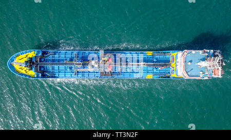 Grezzo grande petroliera ruggente attraverso il Mar Mediterraneo - immagine aerea. Foto Stock