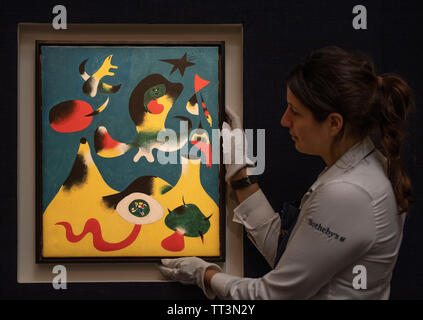 Sotheby's, Londra, Regno Unito. 14 giugno 2019. Impressionismo principali ai moderni stabilimenti Inglesi, alcuni invisibile per decenni sono visualizzati in anteprima per la Sotheby's estate vendita. Immagine: Joan Miró, Peinture (L'aria), 1938, preventivo £10m-15m. Credito: Malcolm Park/Alamy Live News. Foto Stock