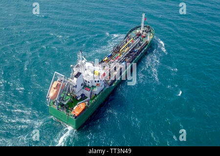 Grezzo grande petroliera ruggente attraverso il Mar Mediterraneo - immagine aerea. Foto Stock