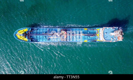 Grezzo grande petroliera ruggente attraverso il Mar Mediterraneo - immagine aerea. Foto Stock