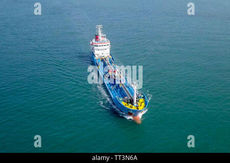 Grezzo grande petroliera ruggente attraverso il Mar Mediterraneo - immagine aerea. Foto Stock