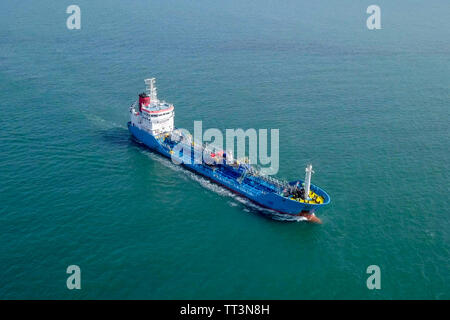 Grezzo grande petroliera ruggente attraverso il Mar Mediterraneo - immagine aerea. Foto Stock